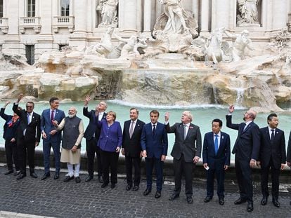 Os líderes do G-20 jogam uma moeda de um euro na Fontana di Trevi antes de iniciar o segundo dia de reuniões.