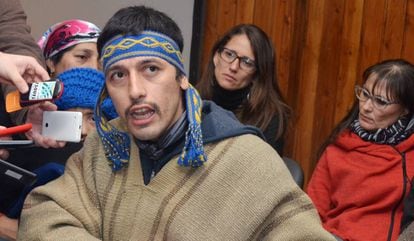 O líder mapuche Facundo Jones Huala fala com a imprensa local