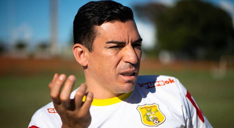 O zagueiro Lúcio no CT do Brasiliense.