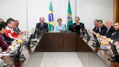 Dilma na assinatura do programa de emprego.