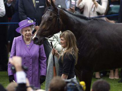 A rainha Elizabeth com ‘Estimate’, vencedora do Gold Cup em 2013.