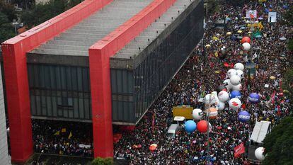 Protesto na av. Paulista contra os cortes na Educação.