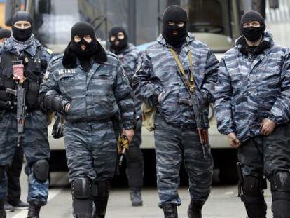 Membros das Berkut, as dissolvidas forças antimotim ucranianas, em fevereiro em Kiev.