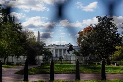 A Casa Branca vista através das cercas de segurança instaladas em Washington para proteger os edifícios oficiais, em 2 de novembro de 2020.