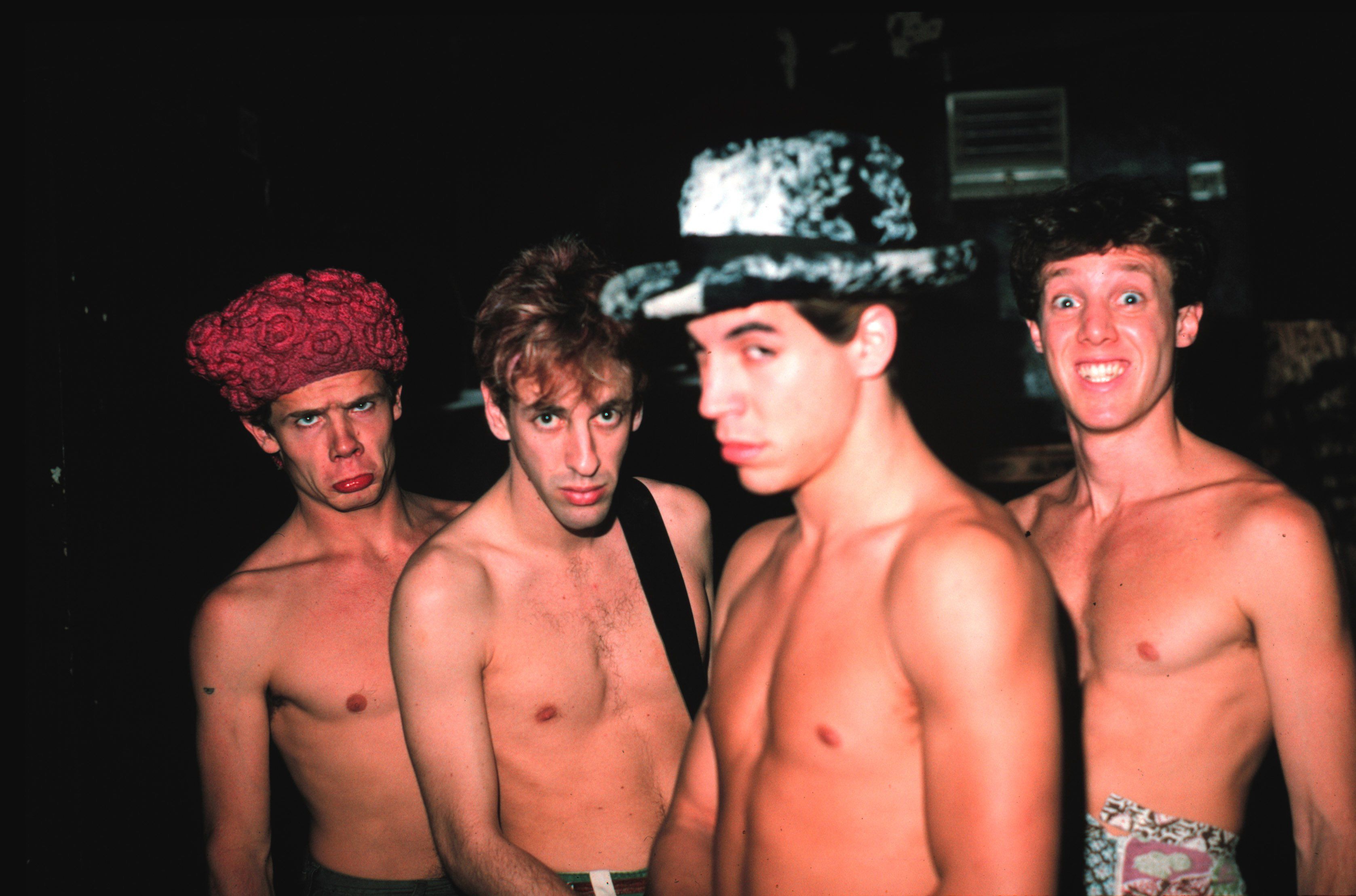 Os Red Hot Chili Peppers na sua formação de 1987, depois de um concerto em Minnesotta: Flea, Hillel Slovak, Anthony Kiedis e Jack Irons. 