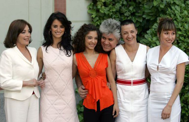 O diretor com as protagonistas de 'Volver': Carmen Maura, Penélope Cruz, Johana Cobo, Blanca Portillo e Lola Dueñas.