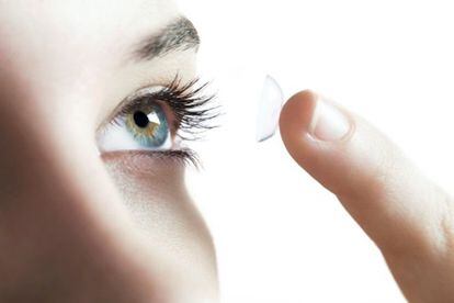 Os usuários de lentes de contato conhecem bem o perigo de infecções oculares, devido ao salto de bactérias da pele da pálpebra inferior para o interior do olho quando se introduz a lente. Isso foi sugerido por uma equipe de cientistas da Universidade de Nova York. As pessoas que tomam remédios para a acne também estão propensas a essas doenças, assim como a sofrer de tersol. Isso porque esses medicamentos atrofiam as glândulas sebáceas da pele, diminuindo a produção de gordura pelas glândulas das pálpebras, segundo Nicolás López Fernando. Os oftalmologistas recomendam o uso de colírio para quem tem propensão a ter os olhos secos. “O especialista indicará o tipo de colírio e a quantidade necessária”, afirma López Ferrando.