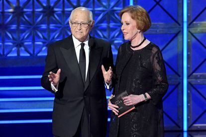 Norman Lear e Carol Burnett, durante a cerimônia do Emmy 2017.