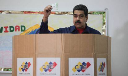 O presidente venezuelano Nicolás Maduro vota neste domingo em Caracas.