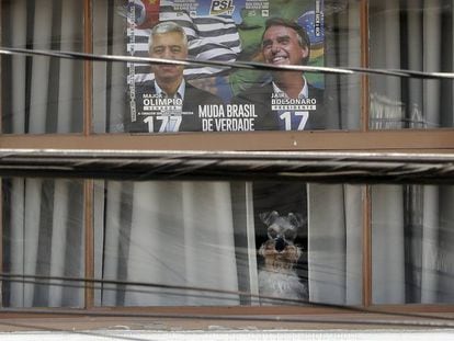 Janela em São Paulo com cartaz em apoio a Bolsonaro. 