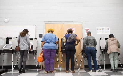 Pessoas votam antecipadamente em um colégio de Atlanta.