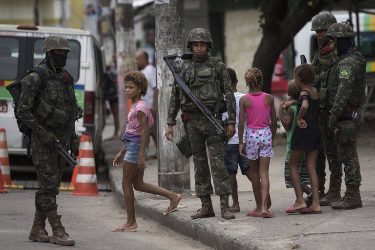 Exército patrulha a Vila Kennedy, no último dia 17.