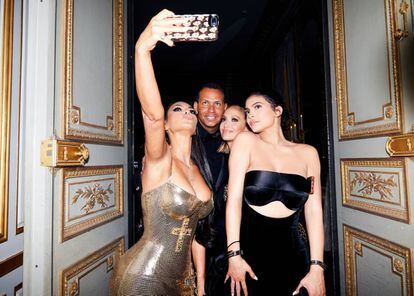 Kim Kardashian, segurando um celular no baile de gala do Metropolitan Museum, em maio de 2018.