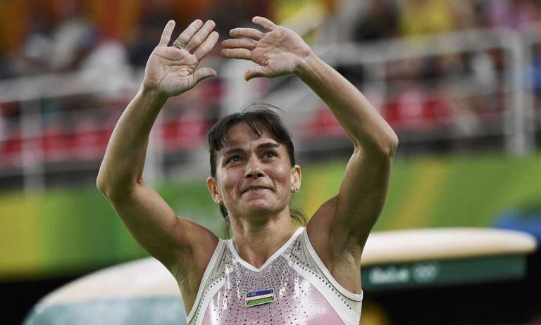 Oksana Chusovitina cumprimenta o público.