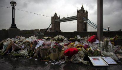 Buquês de flores, velas e mensagens deixados em homenagem às vítimas em Londres.