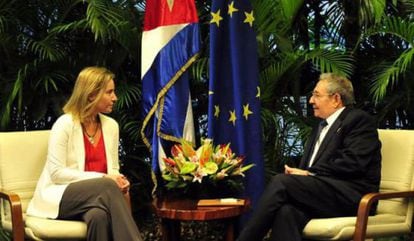 Federica Mogherini e o presidente Ra&uacute;l Castro, no dia 25.