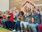 Varios niños en un aula de un colegio público de Helsinki.