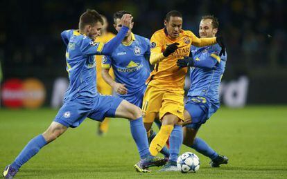 Neymar disputa a bola na vitória sobre o Bate Borisov.