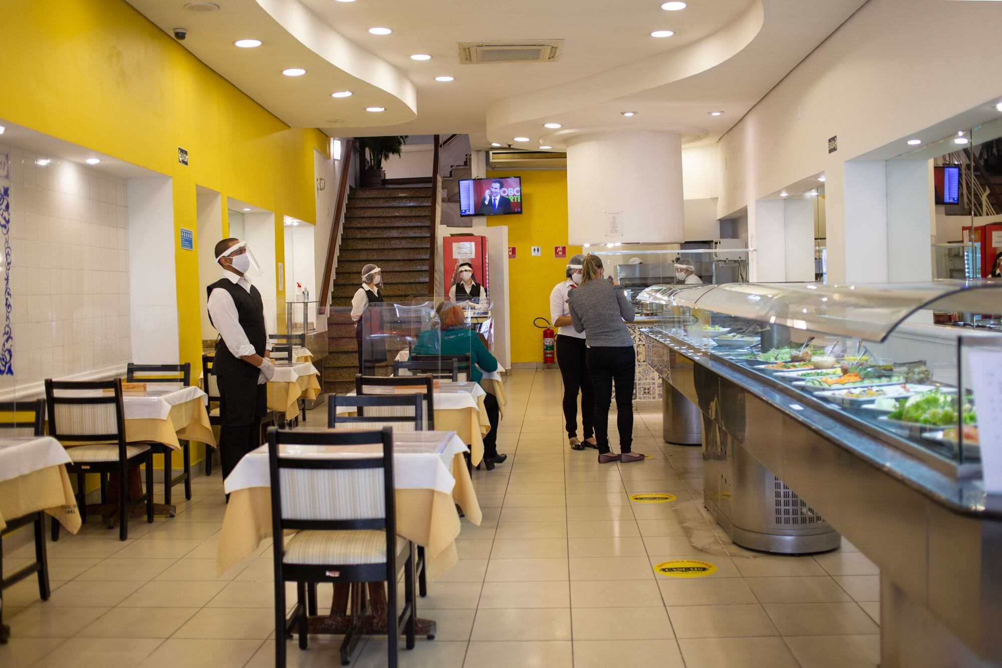 No restaurante Sintra, no Centro da capital paulista, o proprietário apostou em divisórias nas mesas.