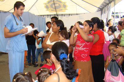 Médico visita mulheres na zona indígena de Talamanca, no sudeste da Costa Rica.
