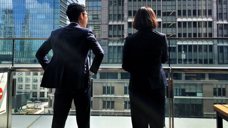 Jovens funcionários em Marunouchi, distrito financeiro de Tóquio