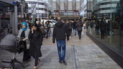 Rua principal de Almere, dias antes das eleições na Holanda.