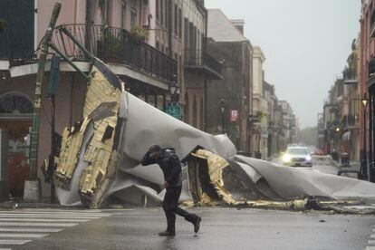 Um homem caminha por uma rua de Nova Orleans em meio aos fortes ventos provocados pela aproximação do furacão Ida, neste domingo.