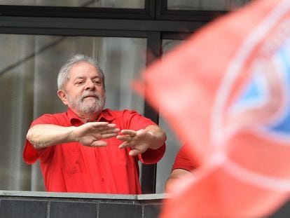 Lula durante ato em apoio a ele, no domingo, em São Bernardo.