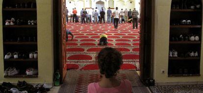 Uma menina olha os fiéis na reza da sexta-feira na mesquita da M-30.