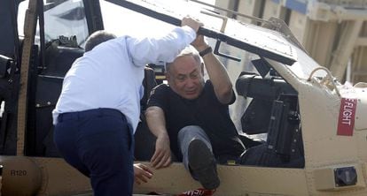 Primeiro-ministro de Israel, Benjamin Netanyahu, sai de um helicóptero ajudado por comandante da força aérea de Israel.