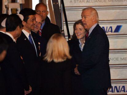 Biden, recebido por Caroline Kennedy em Tóquio.