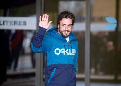 Fernando Alonso, ao deixar o hospital.