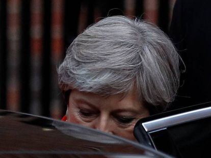 Theresa May, na manhã de sexta-feira, ao deixar o quartel-general dos conservadores em Londres.