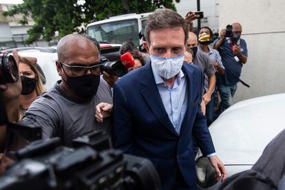 Marcelo Crivella é levado por policiais para exame no IML do Rio, após sua prisão nesta terça.