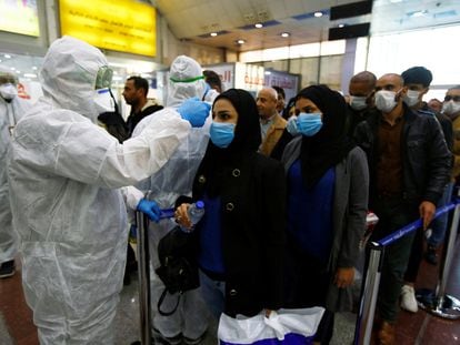 Controles médicos contra o coronavírus no aeroporto de Najaf, no Iraque.