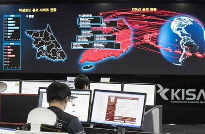 Funcionários da Agência de Segurança e Internet da Coreia do Sul analisam o alcance do ciberataque do WannaCry, na segunda-feira