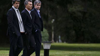 Alfonso Prat Gay, em primeiro plano, junto ao presidente Mauricio Macri e o chefe de Ministros, Marcos Peña.