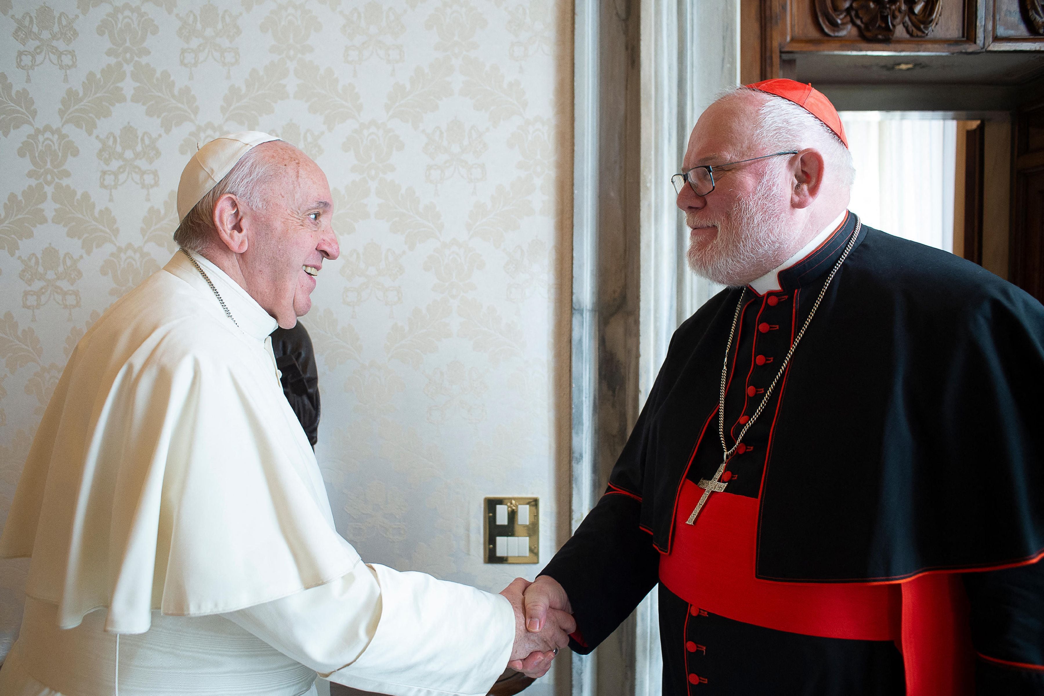 Imagem de um encontro em fevereiro de 2020 entre o papa Francisco e o arcebispo alemão Reinhard Marx.
