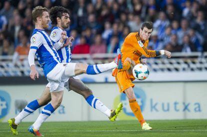 Bale arremata sob a marcação de dois rivais.