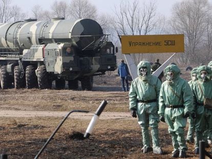 Soldados russos usam trajes de proteção química na base de mísseis de Topol, em abril de 2010.