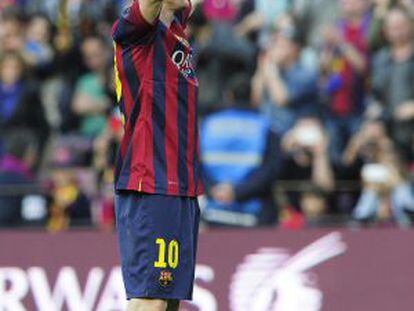 Messi festeja seu recorde com a torcida do Camp Nou.
