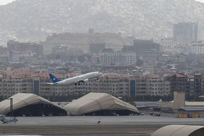 Um avião de companhia aérea afegã decola neste sábado do aeroporto de Cabul.