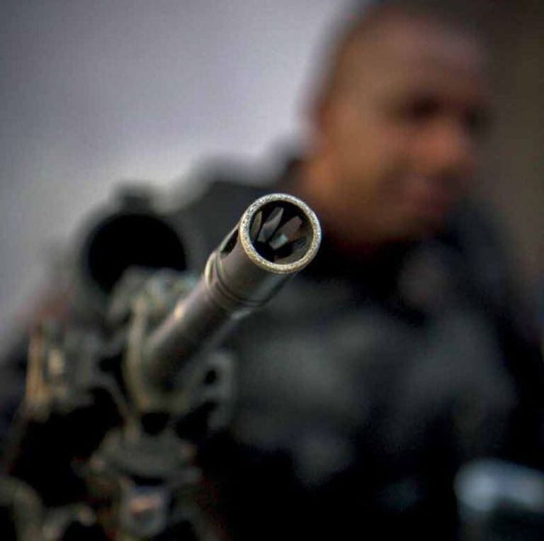 Policial militar no Complexo da Maré, em março de 2014.