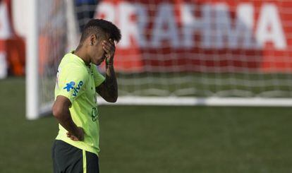 Neymar durante treinamento da seleção.