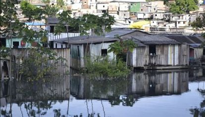 Enchente atinge a periferia de Manaus em 2012.