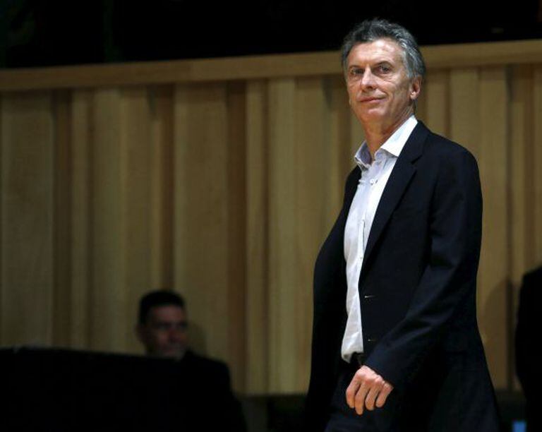 O futuro presidente da Argentina, Mauricio Macri, entra na Usina del Arte, de Buenos Aires, para dar entrevista coletiva nesta segunda-feira.
