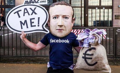 Manifestante protesta contra Mark Zuckerberg, criador do Facebook.