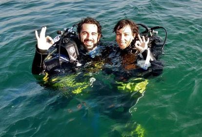 María e eu, mergulhando de novo, um mês após o naufrágio.