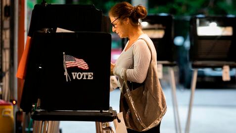 Uma mulher vota na Flórida, nesta terça.