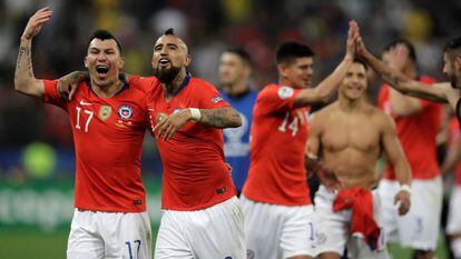 Os jogadores do Chile celebram a vitória. 